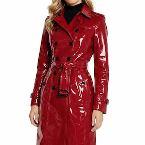 Peut inclure: Un trench-coat rouge brillant, avec un design croisé, des boutons noirs et une ceinture assortie. Le manteau présente un col classique et des manches longues, offrant un look élégant et soigné. Ce vêtement d'extérieur est un ajout élégant à toute garde-robe.