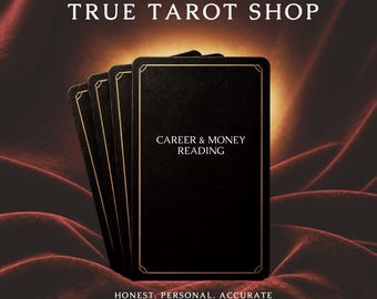 Może przedstawiać: Stos czarnych prostokątnych kart ze złotymi obwódkami. Na wierzchniej karcie znajduje się napis CAREER & MONEY READING. Nad kartami widoczny jest napis TRUE TAROT SHOP, a pod kartami widnieje napis HONEST. PERSONAL. ACCURATE.