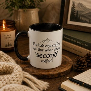 Taza Second Breakfast Fantasy, taza de café brillante inspirada en el estilo hobbitcore, regalo acogedor de aventura para amantes de los libros y fanáticos del cottagecore.