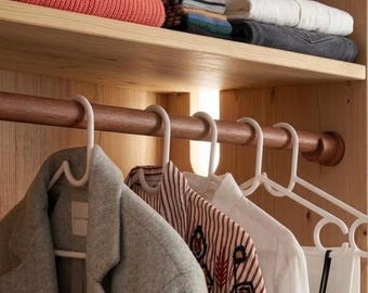 Garderobsstång i massivt avenbokträ med konsoler, hängskena i anpassad storlek, rustik kläddisplay