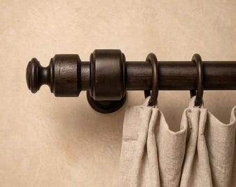 Gardinstång i mörk valnötsträ avenbok, lantlig stil med konsoler