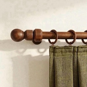 Gardinstångset i avenbeam, mellanstor valnötsfinish, rustika kulformade ändknoppar, extra lång draperistång