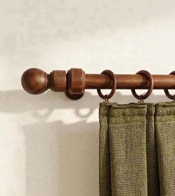 Hainbuchen-Gardinenstangen-Set, Ausführung in Nussbaum mittel, rustikale Endkappen, extra lange Gardinenstange