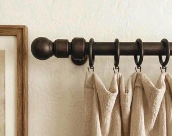 Gardinstängset i mörk valnötsfärgad avenbok i trä, rustik lantlig stil, miljövänligt lövträ