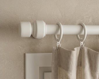 Juego de barra de cortina de madera blanca con remates decorativos, barra de cortina de madera de carpe