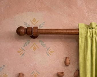 Mellanstor ringfri gardinstång i valnöt | Rustikt lantligt avenbokträfönsterbeslag