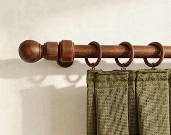 Gardinstångset i avenbeam, mellanstor valnötsfinish, rustika kulformade ändknoppar, extra lång draperistång