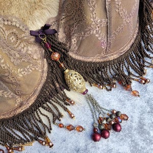 LA DIOSA DEL DESIERTO - Sujetador con abundantes cuentas y raros adornos antiguos. Flecos de borlas teñidos a mano. Cuentas en ricos tonos marrón, dorado y rojo.