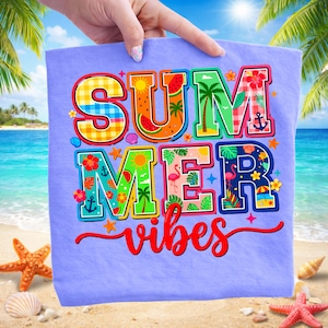 Puede incluir: Una toalla de playa de color lila claro con las palabras "SUMMER vibes" en letras coloridas y divertidas. Las letras están decoradas con imágenes temáticas de verano como rodajas de sandía, palmeras y anclas. La toalla se sostiene contra un fondo de playa con palmeras y el océano.