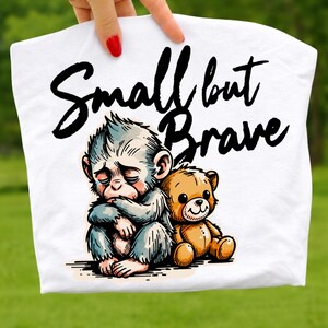 Small But Brave, png-bestand: schattige babyaap met teddybeer inspirerend citaat png-dieren clipart (digitale download)