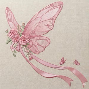 Puede incluir: Un diseño de ala de hada bordada en rosa con rosas, pequeñas flores y cintas. Las alas tienen un patrón detallado, y también hay tres pequeñas mariposas bordadas. El diseño está sobre un fondo neutro.