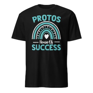 以下が含まれることがあります： 黒いTシャツ。水色と白の虹のデザインの上に「PROTOS」の文字。虹の下には水色の「House Of SUCCESS」の文字。柔らかい素材で作られたシャツです。