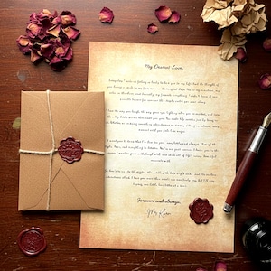 Könnte beinhalten: Eine romantische Szene mit einem handgeschriebenen Brief, einem versiegelten Umschlag und einer Feder. Der Brief, betitelt "My Dearest Love", befindet sich auf gealtertem Papier, begleitet von getrockneten Rosenblättern und einem Wachssiegel.