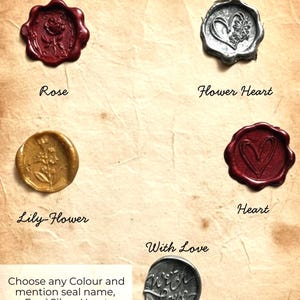 K&ouml;nnte beinhalten: Eine Auswahl an Wachssiegeln in verschiedenen Designs, darunter eine Rose, ein Herz und florale Muster. Die Siegel sind in Rot-, Gold- und Silbert&ouml;nen gehalten, mit dem Text "Choose Your Seal" und "With Love."