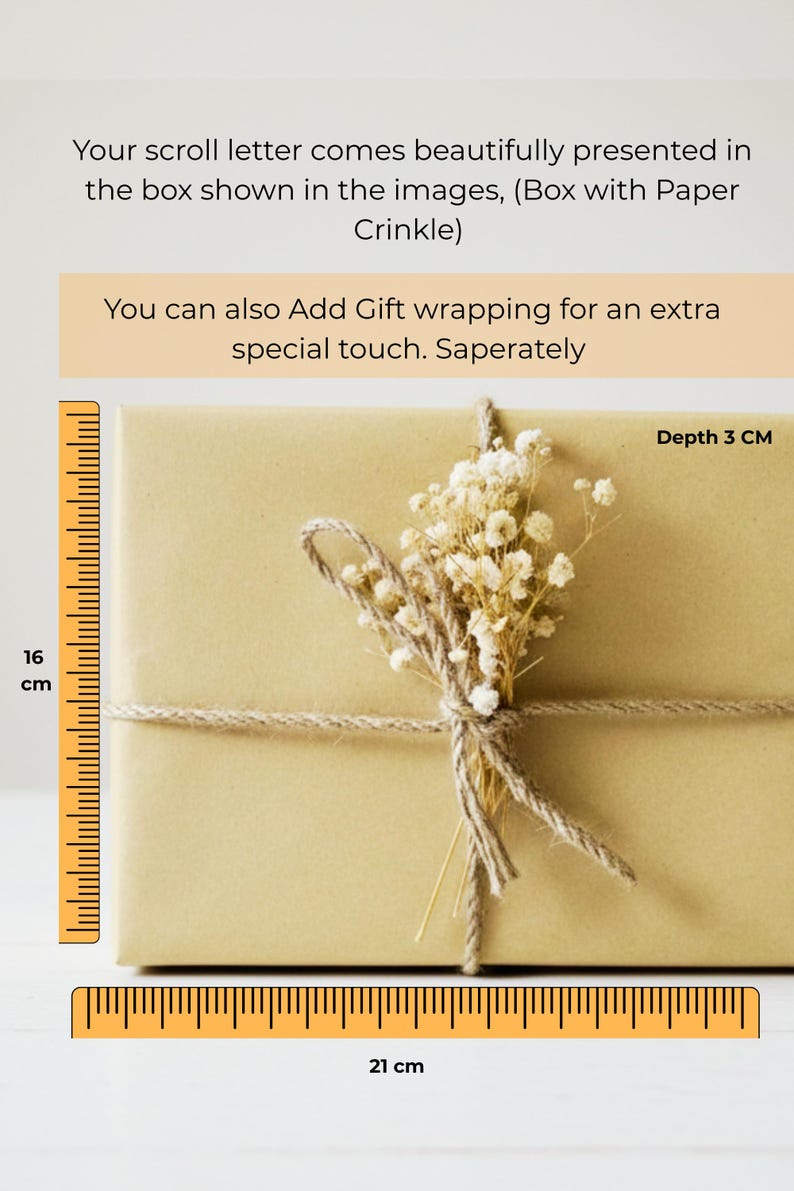 K&ouml;nnte beinhalten: Ein rechteckiger Geschenkkarton, der mit beigem Papier umwickelt, mit Bindfaden verschn&uuml;rt und mit Trockenblumen verziert ist. Die Box misst 21 cm L&auml;nge, 16 cm H&ouml;he und 3 cm Tiefe.
