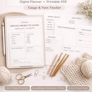 Op de afbeelding: Een digitale en printbare haakprojectplanner met de tekst "Editable CROCHET PROJECT PLANNER". De afbeelding bevat een tablet, haaknaalden, garen, een schaar en projectdetailbladen. De planner is A4 en tabletvriendelijk.
