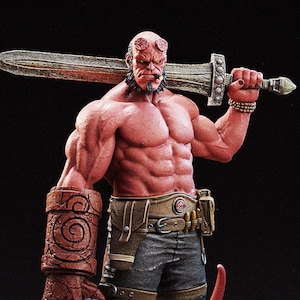 Puede incluir: Una figura musculosa de piel roja con cuernos, sosteniendo una gran espada sobre su hombro. Viste pantalones cortos, botas y un cinturón. La figura se alza sobre una base rocosa con calaveras y tentáculos.