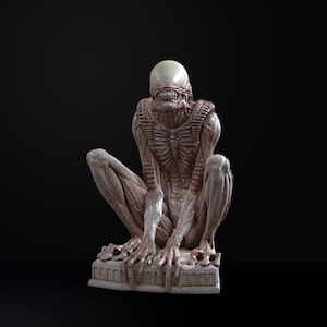 Puede incluir: Escultura detallada de una criatura con una cabeza lisa y pálida y una caja torácica esquelética. La figura está en posición agachada, con extremidades largas y delgadas y manos con garras. La escultura está sobre una base decorativa sobre un fondo oscuro.