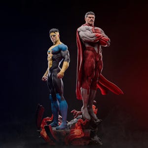 Puede incluir: Dos estatuas de superhéroes de pie una al lado de la otra sobre un fondo oscuro. Una figura viste un traje azul y amarillo, la otra un traje rojo y blanco con una capa roja. Las estatuas son detalladas y dinámicas.