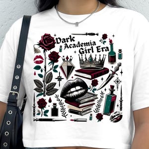 K&ouml;nnte beinhalten: Wei&szlig;es Crop-Top mit einem grafischen Design. Das Design zeigt den Text "Dark Academia Girl Era" zusammen mit Rosen, einer Krone, B&uuml;chern und gotischen Elementen in Schwarz, Rot und Wei&szlig;.