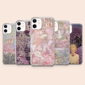 Può includere: Cinque cover per smartphone disposte in fila, ognuna con disegni artistici distinti. I motivi includono fiori rosa tenue, elementi collage in stile vintage, cieli eterei con figure celestiali e il ritratto di un personaggio alato.