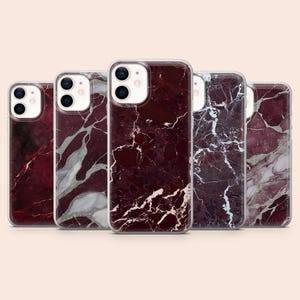 Op de afbeelding: Vijf smartphonehoesjes met een marmerontwerp. De hoesjes hebben verschillende kleuren, waaronder dieprood, grijs en wit. De marmerpatronen hebben een natuurlijk, vloeiend uiterlijk. De hoesjes zijn gemaakt van een transparant materiaal met een beschermende bumper.