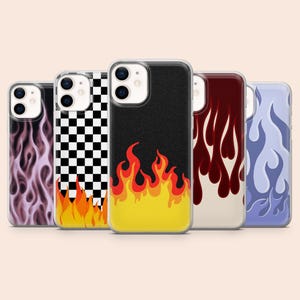 Könnte beinhalten: Fünf Smartphone-Hüllen in einer Reihe, jede mit einem eigenen Design: violette Flammen, ein schwarz-weißes Schachbrettmuster mit orangefarbenen Flammen, ein schwarzer Hintergrund mit gelben und roten Flammen, dunkelrote und hellblaue Flammen.