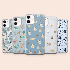 以下が含まれることがあります： さまざまなデザインの5つの携帯電話ケースのコレクション。ケースには、犬、クッキー、建築要素のパターンが施されています。カラーパレットには、青、白、茶色が含まれています。