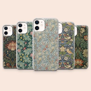 Op de afbeelding: Vijf smartphonehoesjes op een rij, elk met een verschillend ingewikkeld botanisch patroon met bloem- en bladmotieven in tinten groen, blauw, crème en oranje, met zichtbare camera-uitsparingen in de linkerbovenhoek van elk hoesje.