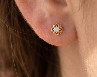 Opalörhängen i vintagestil, örhängen med filigranblomma i guld, fina opalsmycken för henne, viktoriansk inspirerad present, oktobers födelsesten