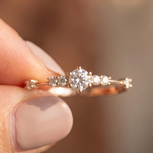 Vattentät CZ-löftesring, Elegant zirkonring, Minimalistisk förlovningsring, Stapelbar tunn guldring för kvinnor, Delikat förlovningsring