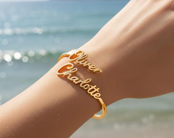 Personligt armband med två namn - Guldfärgade smycken med namnskylt - Present till mamma, nybliven mamma, pararmband - Minnesgåva till henne