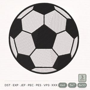 Peut inclure: Un écusson brodé circulaire représentant un ballon de football avec un motif hexagonal noir et blanc classique. Le design inclut du texte indiquant 3 tailles et formats de fichiers : DST, EXP, JEF, PEC, PES, VP3, XXX, en dimensions 4x4, 5x7 et 6x10 cm.