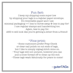 Puede incluir: Una imagen de texto con el t&iacute;tulo "Fun fact:" y una descripci&oacute;n de c&oacute;mo el vendedor mantiene los costes de env&iacute;o bajos utilizando papel reciclable y sellos regulares. La imagen tambi&eacute;n incluye el t&iacute;tulo "*Fine print:" y una descripci&oacute;n de c&oacute;mo el vendedor utiliza una puntada en zigzag para asegurar las etiquetas. La imagen termina con el texto "gutenTAGs".