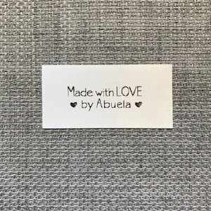 Made with LOVE by Abuela Tag, Quilt stricken häkeln Handwerk, individuell bedruckter Stoff nähen auf Etikett, personalisieren für Nana Lola Mimi Oma Gigi Yaya