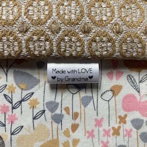 https://www.mydearpoppet.com/de/listing/721160600/kleine-kleine-made-with-love-by-granma-tags-und-etiketten-genäht-stricken-häkeln-die-fertige-quilt-decke-individual-druck-falten-band-anhänger-nana-mimi-gigi