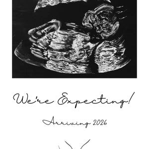 Peut inclure: Image en noir et blanc d'une échographie d'un fœtus. Le texte "We're Expecting!" et "Arriving 2026" accompagnent l'image. En dessous, un dessin au trait de mains tenant des pieds de bébé.