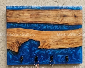Llavero de resina epoxi azul con diseño de río, perchero de madera con borde natural, colgador de llaves de pared hecho a mano, organizador rústico para la entrada, llavero de regalo para agentes inmobiliarios.