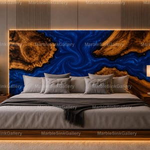 Può includere: Una testiera rettangolare con un pannello centrale in resina blu profondo vorticosa, fiancheggiata da bordi in venature di legno naturale. La testiera è illuminata da luci perimetrali integrate e posizionata dietro un letto con biancheria grigia.