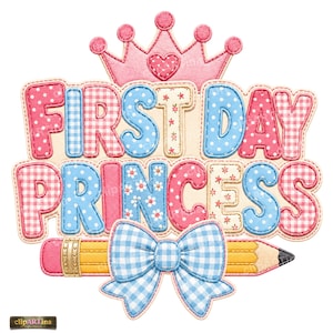 Può includere: Un'applicazione decorativa con il testo FIRST DAY PRINCESS in un mix di motivi rosa, blu e floreali. Una corona rosa si trova sopra il testo e una matita gialla con un fiocco a quadretti blu è posizionata orizzontalmente nella parte inferiore.