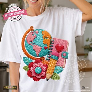 Könnte beinhalten: Ein weißes T-Shirt mit einer bunten Grafik, die einen Globus im Stepp-Stil, ein rosa Spiralnotizbuch mit einem roten Herz, einen gelben Bleistift und eine rote Blume zeigt. Das Design enthält genähte Texturen und Muster mit Schulmotiven.