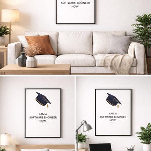 Pu&ograve; includere: Una stampa incorniciata con la scritta "I AM A SOFTWARE ENGINEER NOW". L'opera presenta un cappello di laurea blu navy e oro. La stampa &egrave; esposta in un soggiorno, una camera da letto e un ufficio domestico.