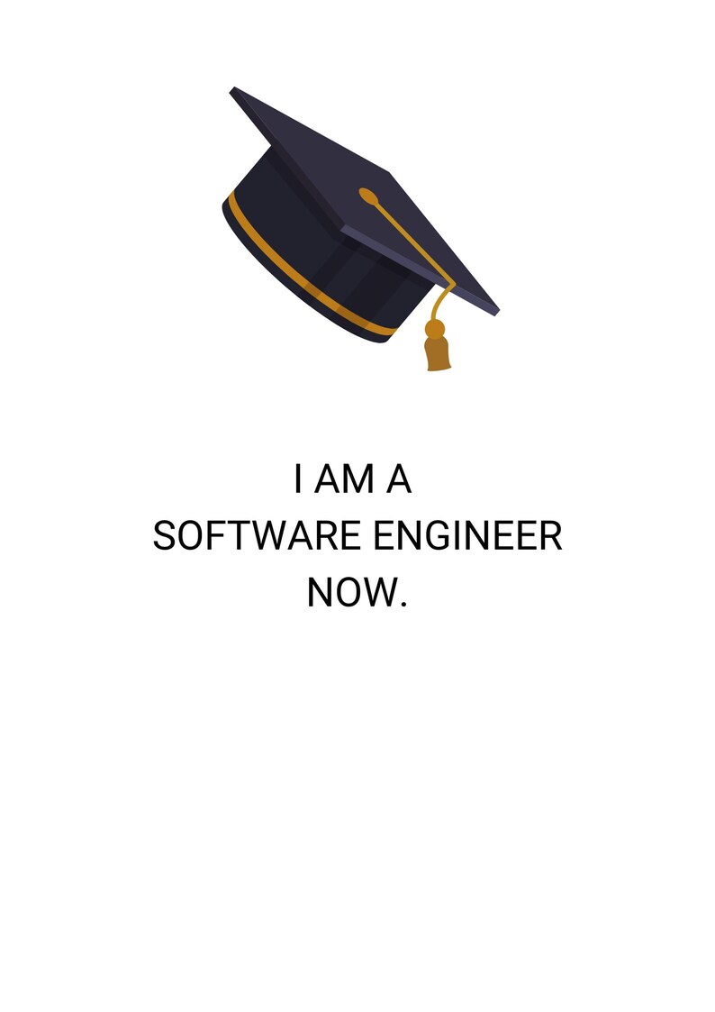 Pu&ograve; includere: Un cappello di laurea blu navy con fascia e nappa dorate &egrave; raffigurato. Sotto, il testo recita: "I AM A SOFTWARE ENGINEER NOW."