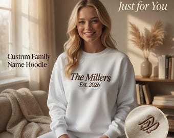 Bluza z nadrukiem nazwiska rodziny – The Millers Est. 2026 Spersonalizowany sweter z okrągłym dekoltem na prezent