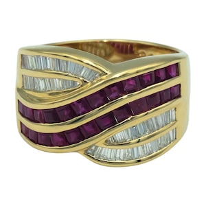 以下が含まれることがあります： クリーム色、ライトグレー、ダークグレーの3色の、斑点模様のマット仕上げのセラミックマグカップのセット。各マグカップはシンプルでモダンなデザインで、丸みを帯びたハンドルが付いています。