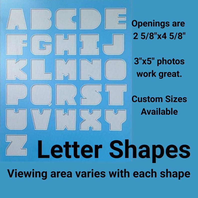 Pu&ograve; includere: Forme di lettere bianche dell'alfabeto su sfondo blu. Il testo sull'immagine dice "Forme di lettere" e "Le aperture sono 6,7 cm x 11,7 cm" e "Le foto da 7,6 cm x 12,7 cm funzionano alla grande." Dimensioni personalizzate disponibili. L'area di visualizzazione varia.