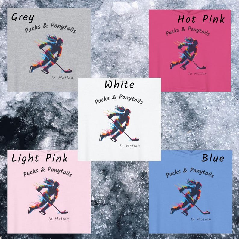 Puede incluir: Una colecci&oacute;n de camisetas en varios colores, incluyendo gris, rosa intenso, blanco, rosa claro y azul. Cada camiseta presenta el texto "Pucks & Ponytails" y un gr&aacute;fico de un jugador de hockey en movimiento. La frase "In Motion" tambi&eacute;n est&aacute; presente.