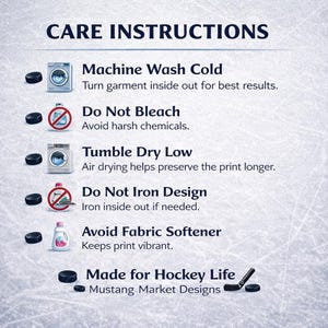 Puede incluir: Gr&aacute;fico de instrucciones de cuidado con texto: Lavar a m&aacute;quina en fr&iacute;o, no usar lej&iacute;a, secar en secadora a baja temperatura, no planchar el dise&ntilde;o, evitar el suavizante. Incluye discos de hockey y un palo de hockey.