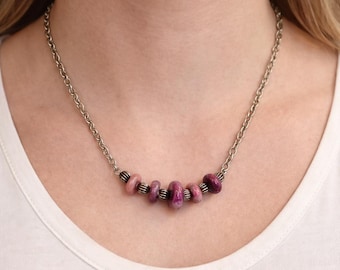 Collar de cuentas de polímero hecho a mano, cadena de plata, pieza llamativa, joyería única, diseño de disco de arcilla jaspeada, colgante artístico, acuarela rosa y púrpura