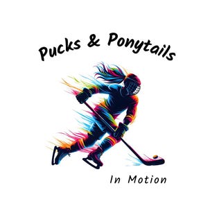 Puede incluir: Ilustraci&oacute;n colorida de una jugadora de hockey en movimiento, con coleta y casco, sosteniendo un palo y un disco. Las palabras "Pucks & Ponytails" e "In Motion" est&aacute;n escritas arriba y abajo.